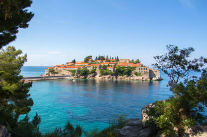 Poluostrvo Sveti Stefan nalazi se u Crnoj Gori, u opštini Budva, na Jadranskom moru. Ovo je prelepa, luksuzna destinacija za odmor.