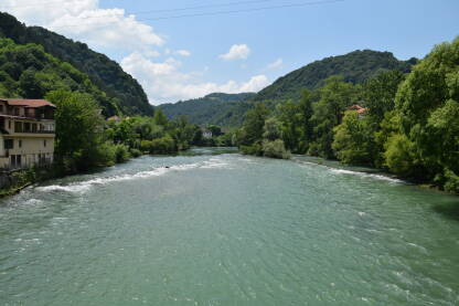 Divan pogled na rijeku Vrbas u naselju Šeher/ Srpske Toplice. Zelena rijeka je jedan od najvećih simbola Banjaluke.