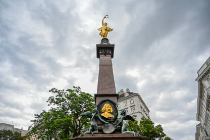 Beč, Austrija: Liebenberg-Denkmal spomenik u gradu. Obelisk sa zlatnim kipom Pobjede sa dramatičnim oblacima iza.