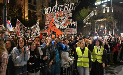 Doček studenata u Beogradu, studentski protesti Studenti i građani traže pravdu za poginule tokom pada nadstrešnice u Novom Sadu. Veče pred studentski protest, 14. mart 2025. godine. Transparent EKONOMSKI TIGAR, reakcija na izjavu Aleksandra Vučića