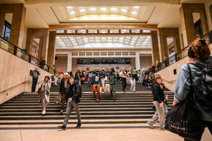 Brisel, Belgija: Putnici sa koferima i torbama u željezničkoj stanici. Prijevoz. Ljudi koji putuju. Grupa turista sa torbama i koferima.