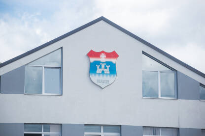 Grb opštine Pale na zgradi opštinske uprave.