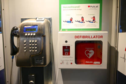 Defibrilator u javnoj telefonskoj govornici u gradu Beču.