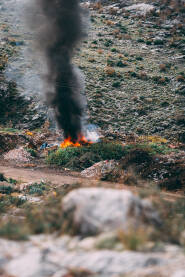 Zapaljeno smeće na divljoj deponiji smeća.