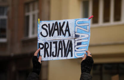 Transparent na protestnom skupu protiv načina procesuiranja počinitelja nasilja nad ženama.