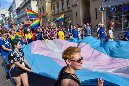 Učesnici Povorke ponosa 2022 nose veliku trans zastavu. Sarajevo, Bosna i Hercegovina.