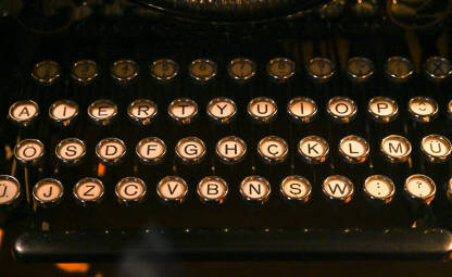 Stara pisaća mašina. Tipke na pisaćoj mašini, izbliza. Detalji tipki stare pisaće mašine