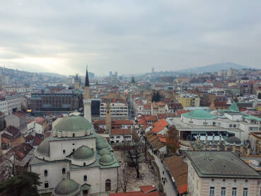 Veoma zagađen zrak iznad Sarajeva zimi. Panoramski pogled. Veliko zagađenje zraka u centru grada, snimak iz zraka dronom. Smog.