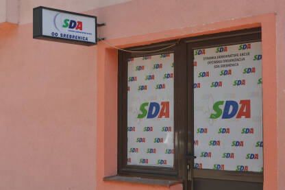 Kancelarija Stranke demokratske akcije (SDA) u Srebrenici.