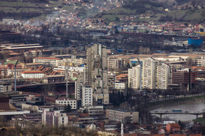 Zenica, Bosna i Hercegovina, pogled na grad sa nekada najvišom zgradom na Balkanu (Lamela, u centru fotografije). Vidljiv je i stadion Bilino polje.