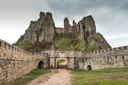 Zidine starog dvorca u Evropi. Srednjovjekovna tvrđava. Srednjovjekovni utvrđeni grad. Drevni grad Belogradčik, Bugarska.
