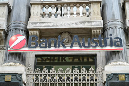 Bank Austria. Logo banke na zgradi. UniCredit Bank Austria AG. Simbol Bank Austria.