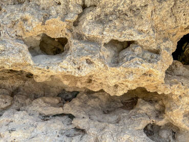 Šupljikavi, deformisani zid od sedre. Sedra ili bigar je monomineralna stijena, čini je mineral kalcit.