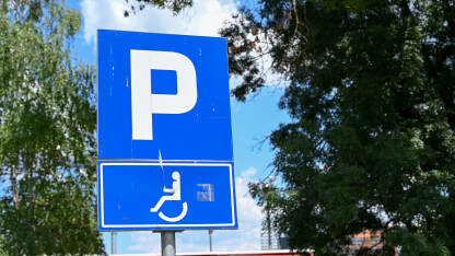 Saobraćajni znak za parking za osobe sa invaliditetom. Simbol sa invalidskim kolicima.