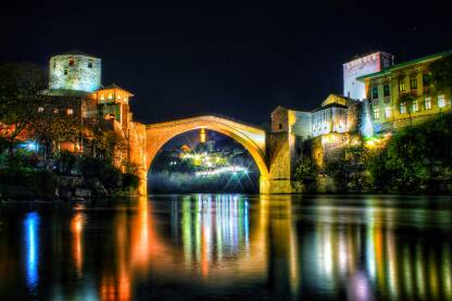 Stari most u Mostaru. Datira od 16 vijeka. Izuzetan primjer srednjevjekovne arhitekture.