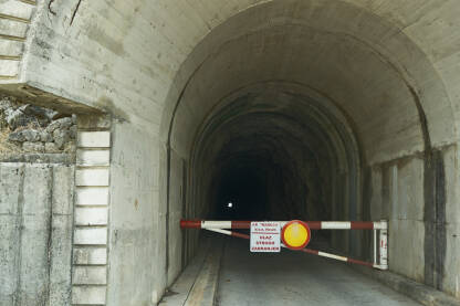 Tunel na poluotoku Kleku. Nedovršeni tunel, koji se nalazi točno preko puta samog grada Neuma.