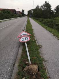 Oboren saobraćajni znak na ulici u Šamcu, nakon olujnog nevremena u julu 2023.
