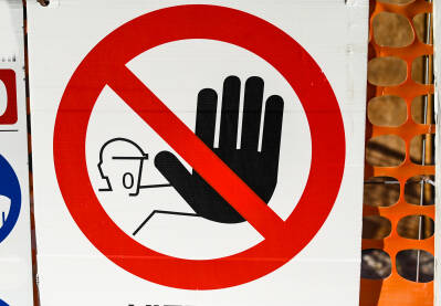 Znak: zabranjen pristup. Simbol zabrane prilaska objektu.