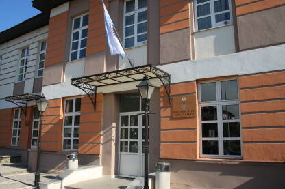 Zgrada opštine Foča sa ulaznim vratima u opštinu
