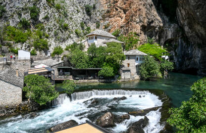 Blagaj, BiH: Tekija pored vrela rijeke Bune. Izvor rijeke Bune. Tekija je nacionalni spomenik Bosne i Hercegovine.