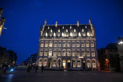 Leuven, Belgija: Historijske zgrade u centru grada noću.