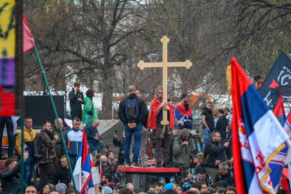 Mladić drži veliki krst na studentskom protestu Mladić drži veliki krst na studentskom protestu u Begradu 15. marta 2025. godine. Studenti i građani traže pravdu za poginule tokom pada nadstrešnice u Novom Sadu.