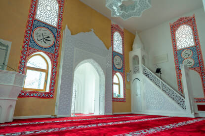 Unutrašnjost džamije ukrašena kaligrafijom