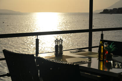 Stol u restoranu sa pogledom na more. Večera na odmoru.