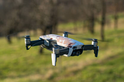 Dron u leti, elisa macro i maskini stiker na dronu