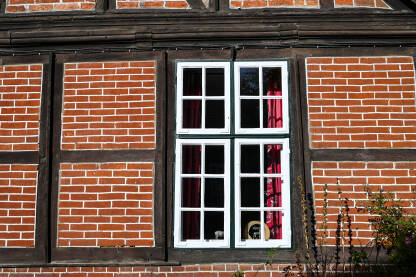 Prozori na tipičnoj njemačkoj kući. Fasada na tradicionalnoj kući u Njemačkoj.