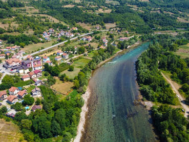 Selo pored rijeke Drine u Bosni i Hercegovini.