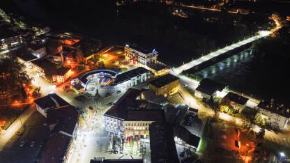 Noćna fotigrafija Kozarske Dubice iz vazduha sa pogledom na centar.