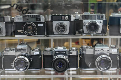 Stari fotoaparati izloženi u trgovini. Starinski fotoaparati u antikvarnici.