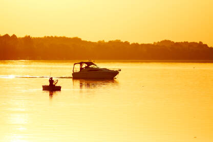 Čamac i brodica na rijeci Savi, zalazak sunca