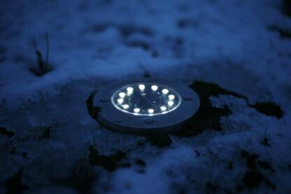 Solarna lampa u obliku Toni Starkovog srca, metalno, svetli, sneg okolo
