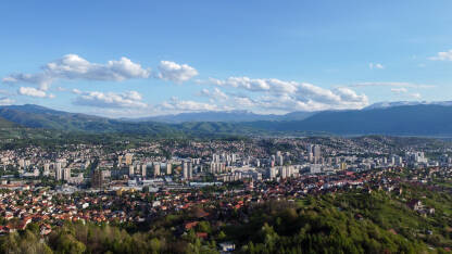 Sarajevo, Bosna i Hercegovina, snimci dronom. Glavni grad Bosne i Hercegovine. Planine u daljini.