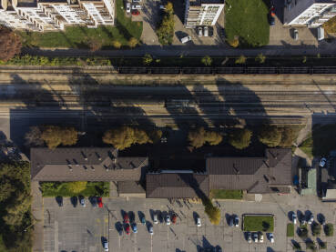 Željeznička stanica u Zenici sa prugom i vagonima, snimak dronom.