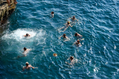 Grupa mladih ljudi se kupa u moru. Ljetni godišnji odmor.