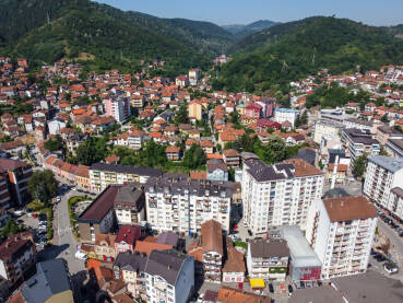 Zvornik, Bosna i Hercegovina, snimak dronom. Grad Zvornik i rijeka Drina.