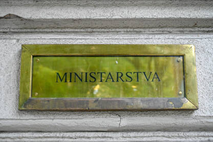 Natpis Ministarstva na vladinoj zgradi.