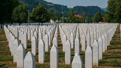 Srebrenica, Bosna i Hercegovina: Memorijalni centar Potočari. Groblje identifikovanih ubijenih žrtava u genocidu u Srebrenici 1995. godine.