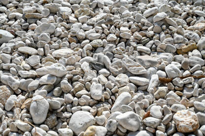 Šljunčana plaža. Kamenje.