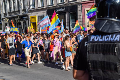 Policijski službenik čuva učesnike Povorke ponosa u Sarajevu. Policija osugurava LGBTIQ protest. Protest za ljudska prava.