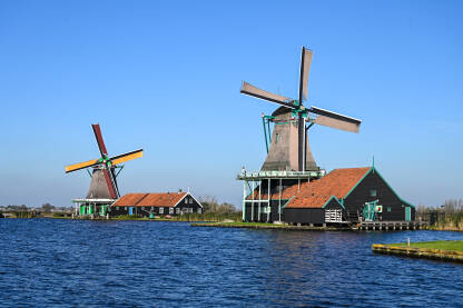 Stare vjetrenjače pored rijeke u Nizozemskoj. Tradicionalne vjetrenjače.