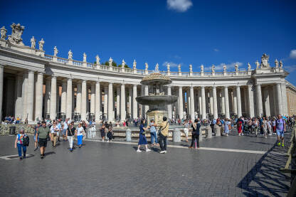 Vatikan: Ljudi na trgu svetog Petra. Vatikan: Ljudi na trgu svetog Petra. Turisti istražuju Rim i Vatikan.