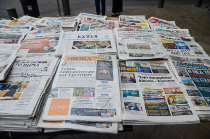 Novine u Grčkoj. Grčka štampa. Mnogo dnevnih i sedmičnih novina na štandu u Atini u Grčkoj.