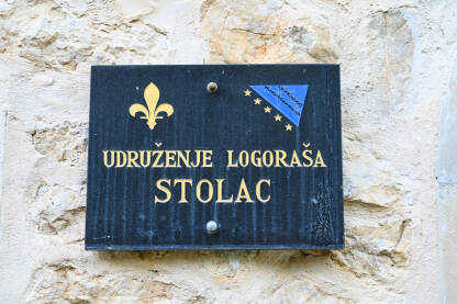 Udruženje logoraša Stolac. Tabla i znak  Udruženja na zgradi.