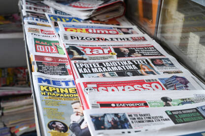 Dnevne i sedmična novine na kiosku. Časopisi izloženi u trgovini. Kiosk s novinama u Grčkoj.  Grčka štampa.