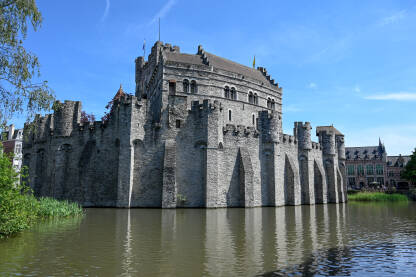 Ghent, Belgija: Gravensteen dvorac Gravensteen dvorac u Ghentu, Belgija. Rijeka ispred starog kamenog dvorca. Tvrđava.