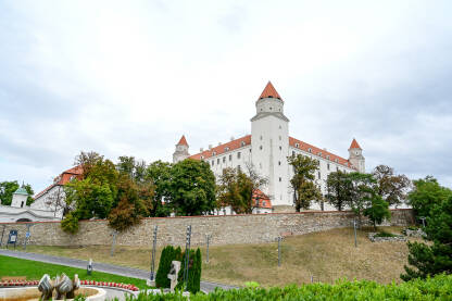 Bratislava, Slovačka. Dvorac na brdu iznad starog grada. Popularna turistička destinacija. Spomenik.
​